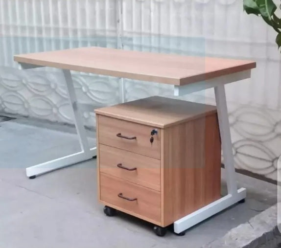 Spacious Computer Desk with 3 Drawers, Home and Office Desk, Study Table, Writing Desk